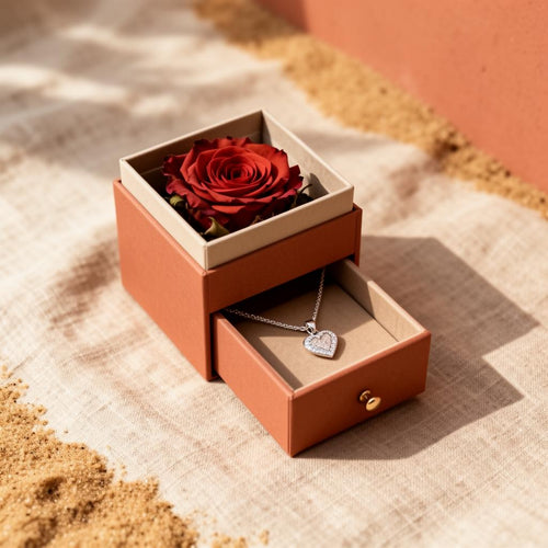 Caja regalo con rosa eterna y collar de corazón